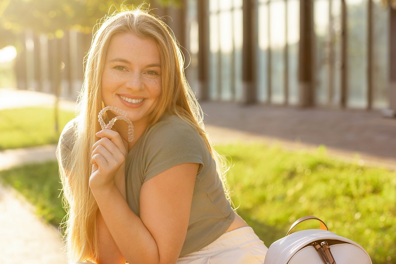 Jak poprawić estetykę uśmiechu bez inwazyjnych zabiegów?