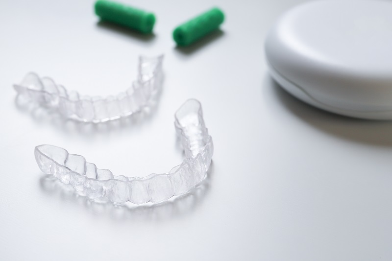 Nakładki vs. aparat ortodontyczny – co lepsze?